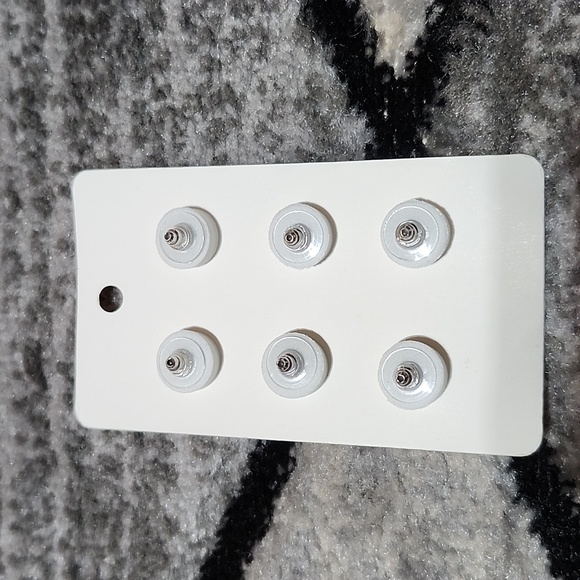 PIER IMPORTS GIRAFFE PRINT LAVENDER EYE MASK & LEOPARD PRINT ROUND STUD EARRINGS - Picture 7 of 11